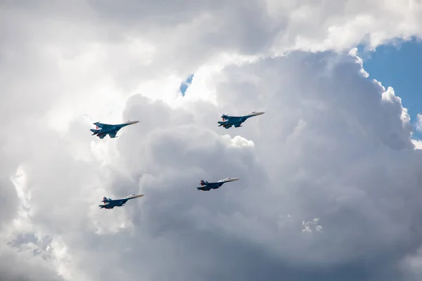 Stridsflygplan Flyger Mot Bakgrunden Himlen Molnig Himmel Vackra Boxare — Stockfoto