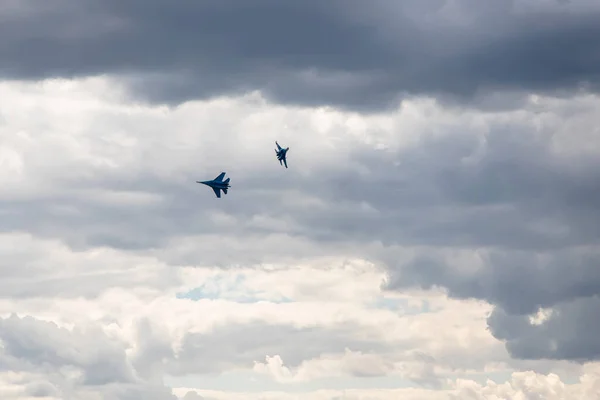 Aviones Combate Están Volando Contra Fondo Del Cielo Cielo Nublado —  Fotos de Stock