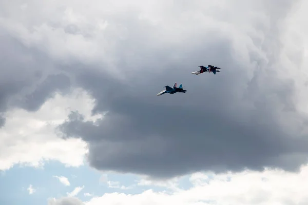 Aviones Combate Están Volando Contra Fondo Del Cielo Cielo Nublado — Foto de Stock