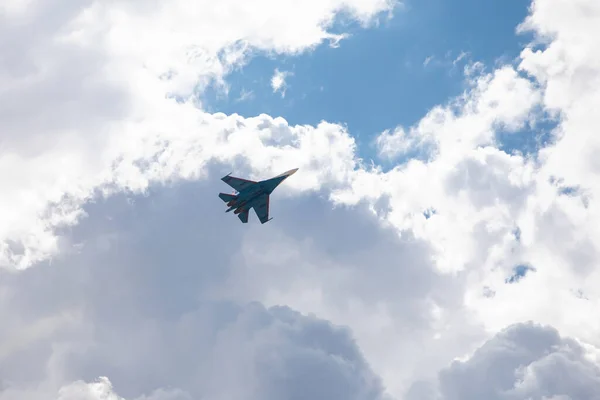 Stridande Flygplan Flyger Mot Bakgrunden Himlen Molnig Himmel Vackra Boxare — Stockfoto