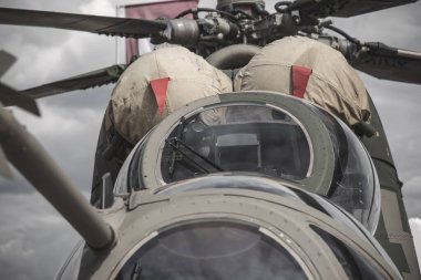 12.08.2021. Moskova. Rusya Federasyonu. Yeni askeri helikopterin güzel kokpiti. Hava gösterisindeki savaş helikopteri..