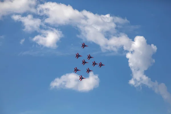 전투용 항공기가 하늘을 배경으로 있습니다 구름낀 아름다운 싸움꾼들 — 스톡 사진