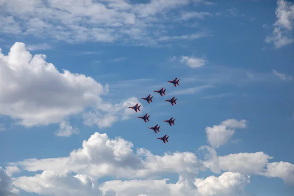 Aviones Combate Están Volando Contra Fondo Del Cielo Cielo Nublado — Foto de Stock