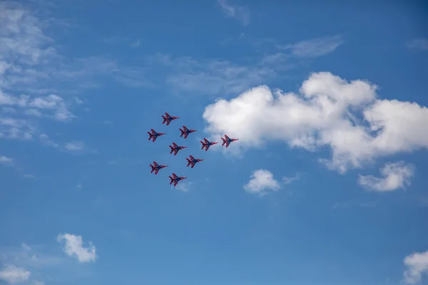 Aviones Combate Están Volando Contra Fondo Del Cielo Cielo Nublado — Foto de Stock