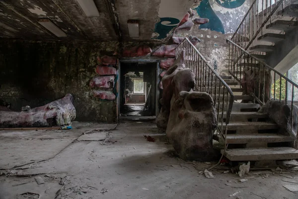 Una Habitación Aterradora Con Una Escalera Edificio Abandonado Paredes Sucias — Foto de Stock