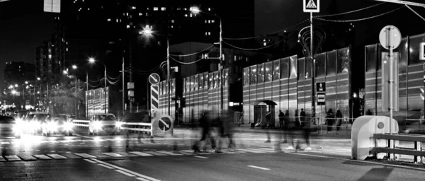 夜城的街道上闪烁着过往车辆的灯光 — 图库照片