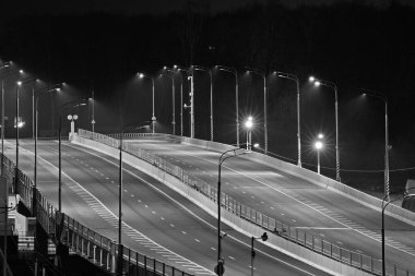 Gece Moskova ulaşım sisteminin üst geçidi..