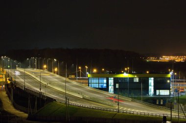 Gece Moskova ulaşım sisteminin üst geçidi..