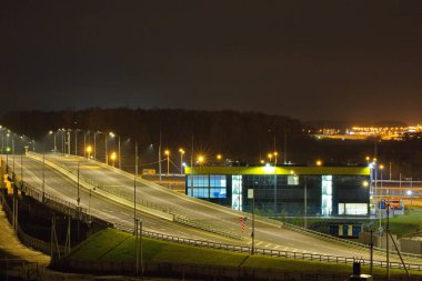 Gece Moskova ulaşım sisteminin üst geçidi..