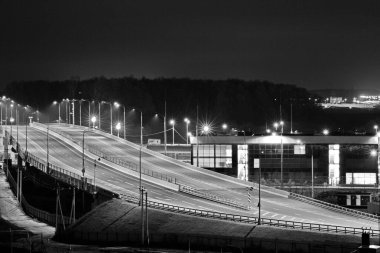 Gece Moskova ulaşım sisteminin üst geçidi..