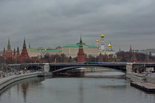 Rusya Patrikhane Köprüsü 'nden Moskova Kremlin manzarası.