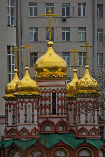 俄罗斯莫斯科庭院里的东正教教堂 — 图库照片