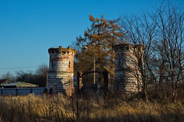 Restos Las Torres Puerta Principal Finca Abandonada Chernyshov Pueblo Yaropolets — Foto de Stock