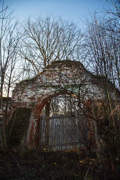 Ruïnes Van Poorten Van Het Verlaten Landgoed Van Chernyshov Het — Stockfoto