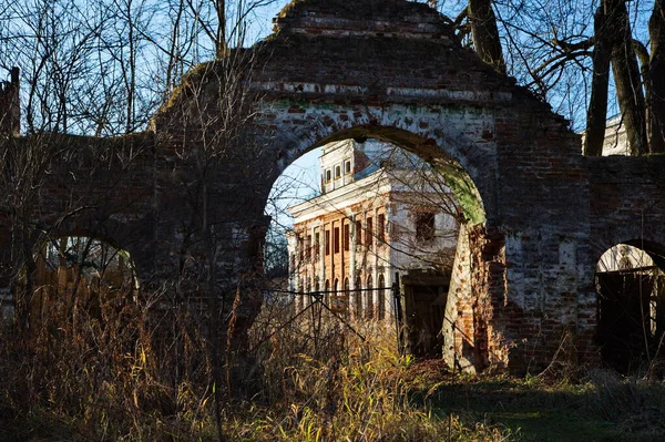 Ruínas Das Portas Propriedade Abandonada Chernyshov Aldeia Yaropolets Região Moscou — Fotografia de Stock