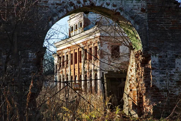Ruïnes Van Poorten Van Het Verlaten Landgoed Van Chernyshov Het — Stockfoto