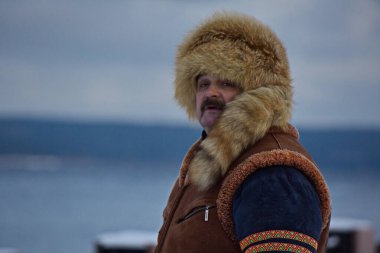 Tarihi Sami kostümlü bir adam Onega Gölü 'nün setinde..