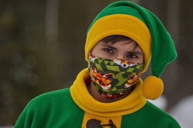 Cüce kostümlü genç bir adamın portresi..