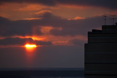 Banliyölerde kış şehri gün batımı.