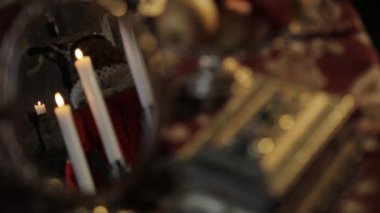 Ortaçağ kraliçesi kılığındaki erkek oyuncu, aktör canlandırması..