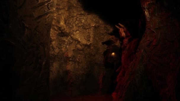 Mały Aktor Przebrany Mityczną Jaskinię — Wideo stockowe