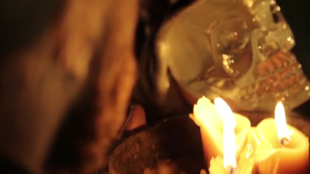 Bir Kız Arkeologun Elindeki Kristal Kafatası Yüzyılın Başındaki Olayları Yeniden — Stok video
