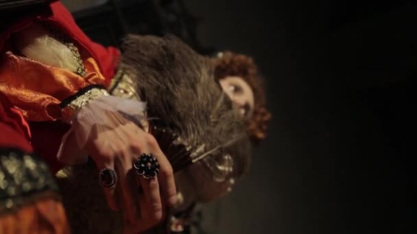 Ator Masculino Imagem Uma Rainha Medieval Reconstrução Ator — Vídeo de Stock