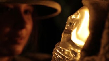 Bir kız arkeologun elindeki kristal kafatası 20. yüzyılın başındaki olayları yeniden canlandırıyor..