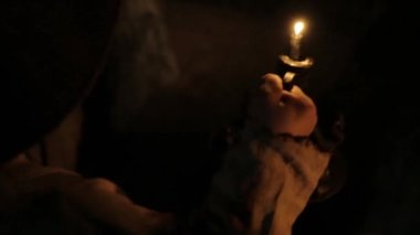 Cüce rolündeki küçük bir aktör mağarayı inceliyor..