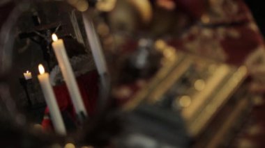 Ortaçağ kraliçesi kılığındaki erkek oyuncu, aktör canlandırması..