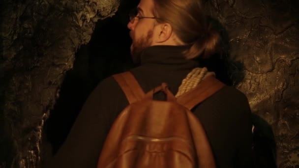 Archeolgi Yüzyılın Başındaki Mağaraların Yeniden Inşasını Araştırıyor — Stok video