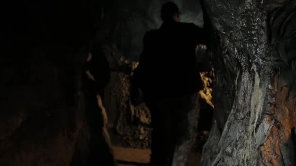 Turisté Navštěvující Jeskyni Jsou Sledováni Gnómem Zinscenované Natáčení Scenérii — Stock video