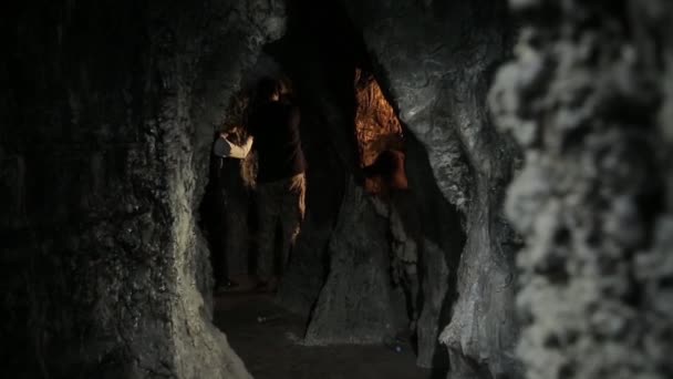 Turisté Navštěvující Jeskyni Jsou Sledováni Gnómem Zinscenované Natáčení Scenérii — Stock video