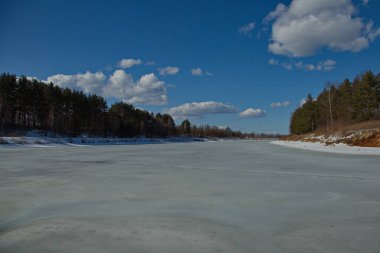 Moskova Kanalı güneşli bir bahar gününde.