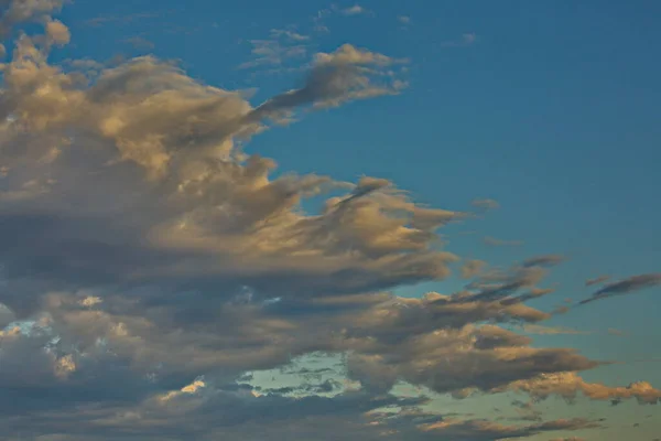 Hold Felhők Esti Égbolton — Stock Fotó