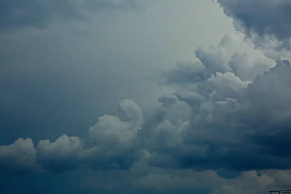 Предштормовое Летнее Небо Над Москвой — стоковое фото