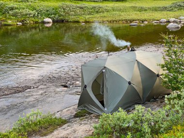 Rusya 'nın Murmansk bölgesinde bir turizm kampında yürüyüş banyosu..