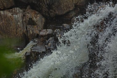 Rusya 'nın Murmansk bölgesindeki Titovka nehrinin kayalık akıntıları.