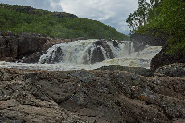 Βραχώδη Ορμητικά Νερά Του Ποταμού Titovka Περιοχή Murmansk Της Ρωσίας — Φωτογραφία Αρχείου
