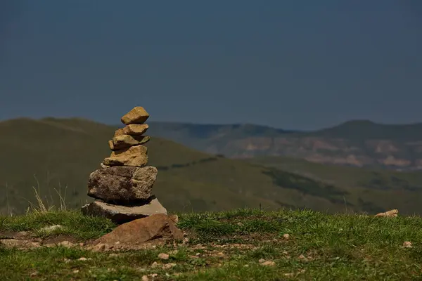 Steinpyramide Kaukasus — Stockfoto