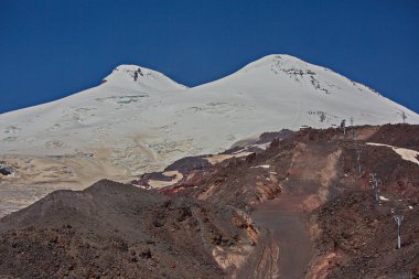 Elbruz Dağı tepesinde.