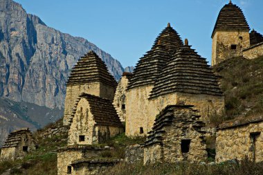 Dargavs köyünün yakınındaki ortaçağ mezarlığı..