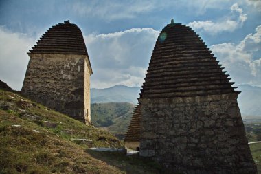 Dargavs köyünün yakınındaki ortaçağ mezarlığı..