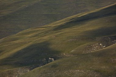 Khoy köyünün yakınlarındaki Kafkas dağlarının yamaçlarında.
