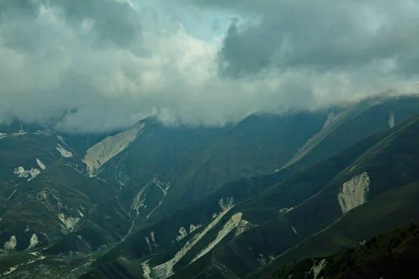 Kafkasya Dağları Bulutlu Bir Günde — Stok fotoğraf