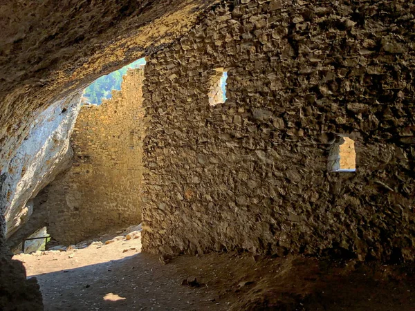 Las Ruinas Fortaleza Rocosa Dzivgis —  Fotos de Stock