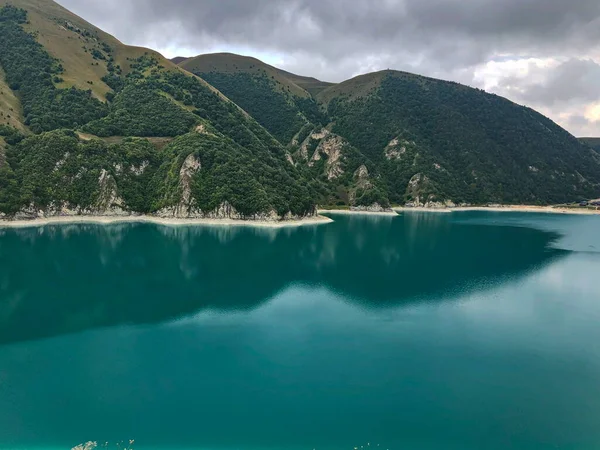 Der Alpensee Kezenoy Ist Der Größte See Kaukasus lizenzfreie Stockfotos