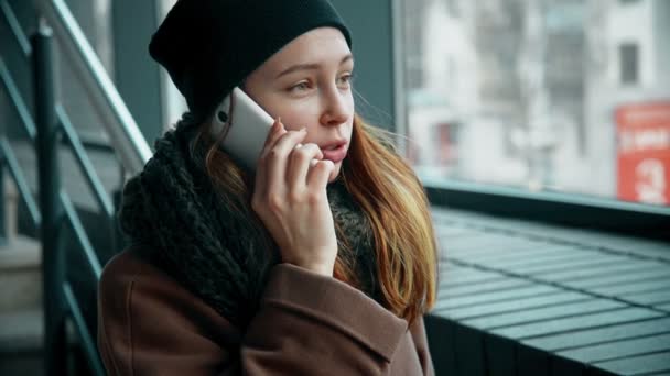 La mujer está hablando de teléfono y bostezar — Vídeo de stock