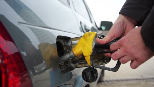 Remplissage de carburant dans une voiture — Video