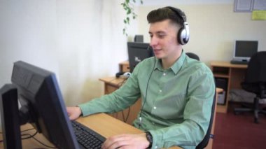 Parlak ofislerinde çalışan çağrı merkezi Ajan